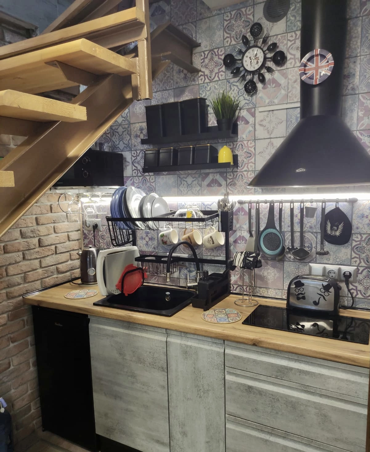 . Квартира в многоквартирном доме на земле в пгт Коктебеле недалеко от моря (700 м), с кондиционером. Коктебель