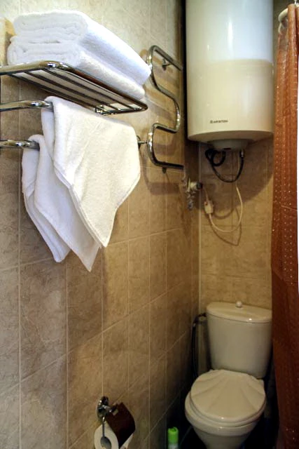 2-х комнатный номер, с балконом, с видом на горы/на море . Отель "ПОСЕЙДОН". Гагра