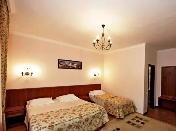 3-х местный «Семейный». Отель «Каприз». Домбай-гостиницы