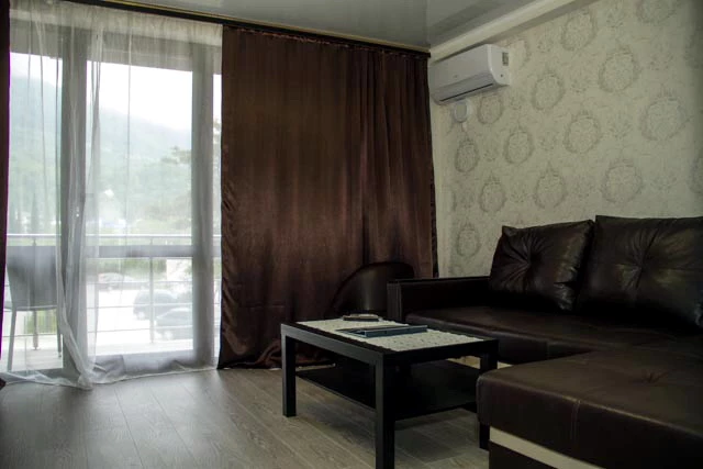 2-х комнатный номер, с балконом, с видом на горы/на море . Отель "ПОСЕЙДОН". Гагра