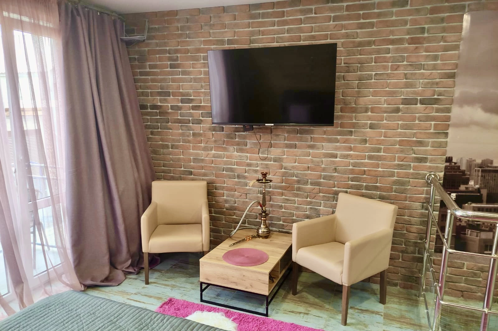 . Квартира в многоквартирном доме на земле в пгт Коктебеле недалеко от моря (700 м), с кондиционером. Коктебель