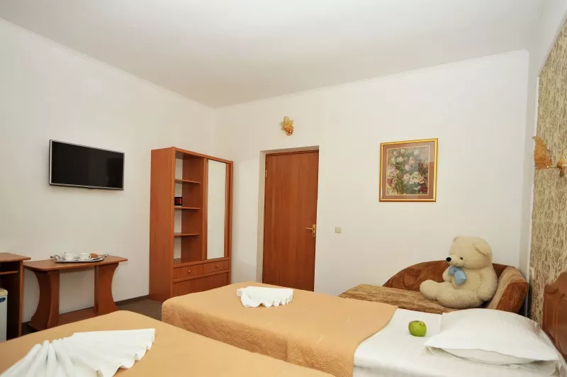 Стандарт 3-х местный. Отель «Глициния». Феодосия