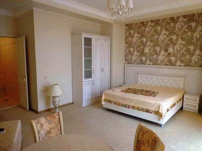 Люкс с балконом и кроватью размера «king-size». Отель "Индисан". Гагра