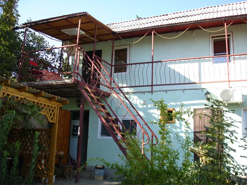 . Гостевой дом "У Леопольдовича". Малореченское