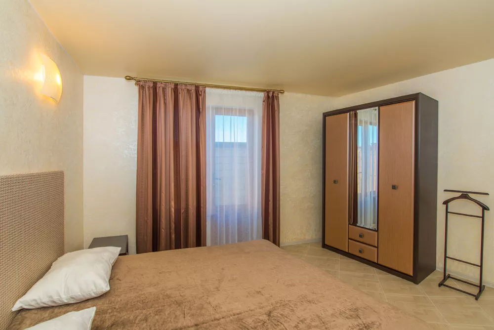 Номер “VIP” с двумя спальными комнатами (проживание и завтрак). Гостевой комплекс «Московский Берег». Витино