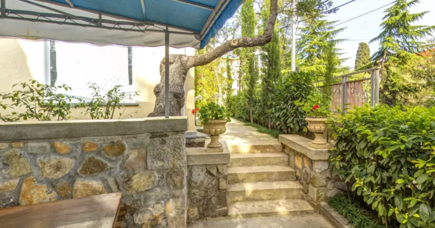 . ГОСТЕВОЙ ДОМ "УЮТНЫЙ ДВОРИК". Кореиз