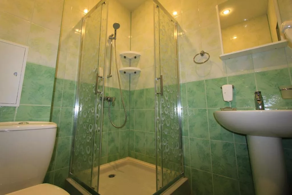 Бюджетный двухместный номер с 2 отдельными кроватями. гостиница "Альпийская Сказка". Красная Поляна