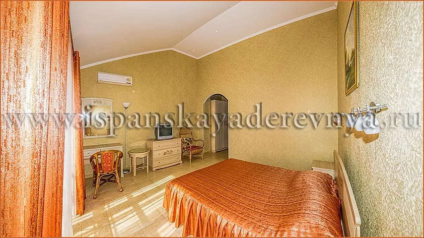 Полулюкс с видом на море № 3 (французский балкон). Гостевой комплекс Комплекс апартаментов "Испанская деревня". Алупка