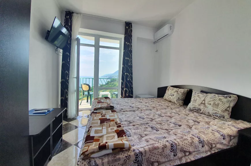 2-местный номер с балконом и видом на море, горы, бассейн и Алушту. Гостевой дом "Асаль". Лазаревское