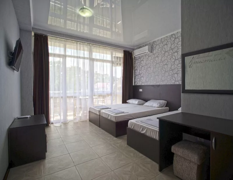 Трехместный номер «Комфорт». Гостевой дом "Кристалл". Лазаревское  Трехместный номер «Комфорт». Гостевой дом "Кристалл". Лазаревское