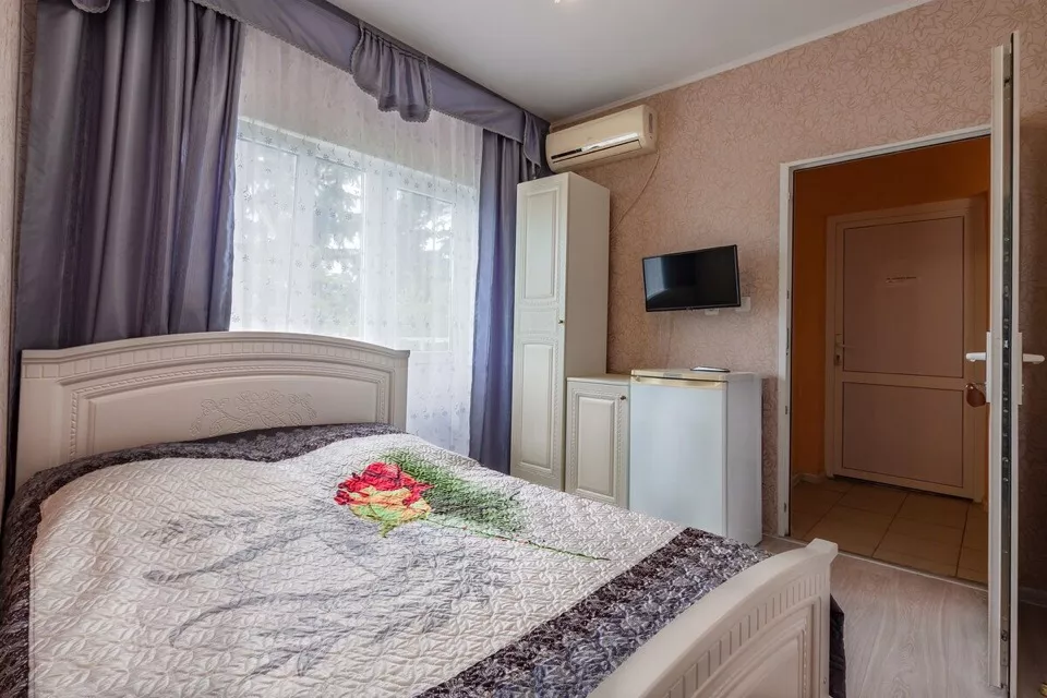 2-х местный номер «стандарт» с двуспальной кроватью. Гостевой дом "Виолетта". Сочи