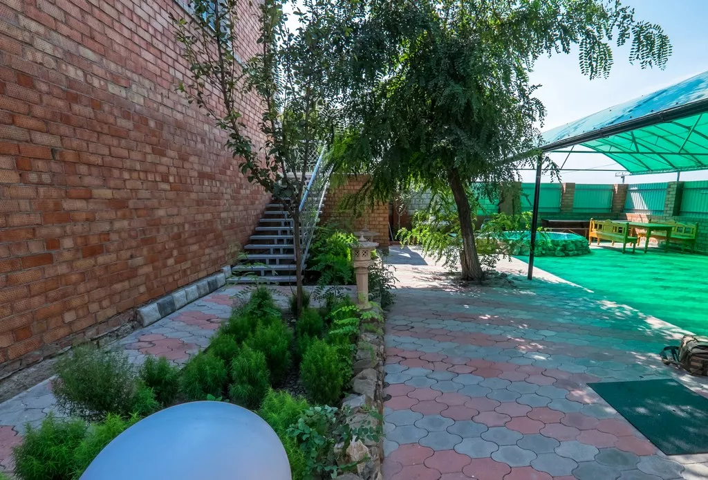 Отдельно стоящий 2-х этажный коттедж. Гостиница Приазовочка. Ейск