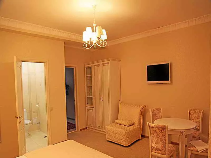 Люкс с балконом и кроватью размера «king-size». Отель "Индисан". Гагра