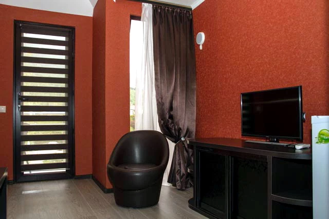 2-х комнатный номер, с балконом, с видом на горы/на море . Отель "ПОСЕЙДОН". Гагра