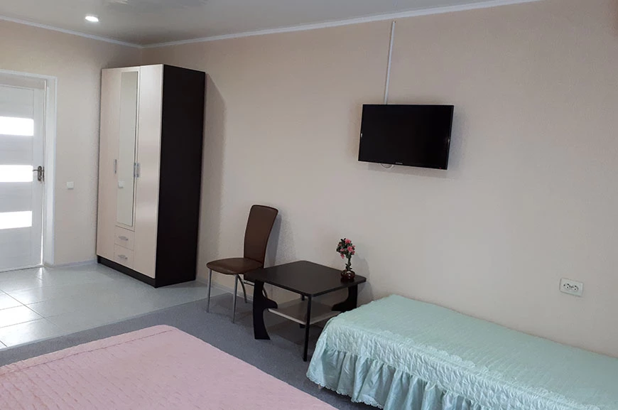 2-комнатная комфортная (мансардная). Гостевой дом «Медовый месяц». Саки