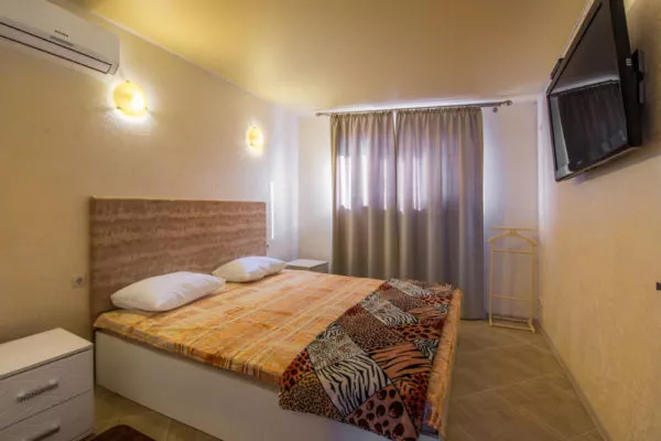 Номер “VIP” с одной спальной комнатой (проживание и завтрак). Гостевой комплекс «Московский Берег». Витино