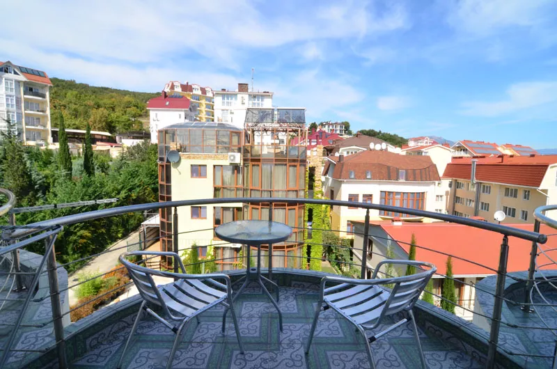 2-местный номер «Под облаками» вид на горы и море. Вилла «Камилла». Лазурное 2-местный номер «Под облаками» вид на горы и море. Вилла «Камилла». Лазурное