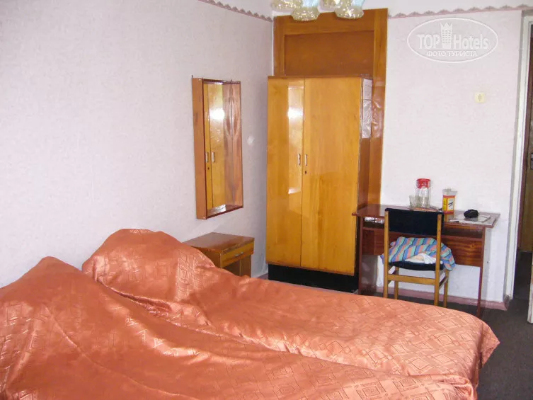 2-местный номер. Отель "Челюскинцев". Гагра