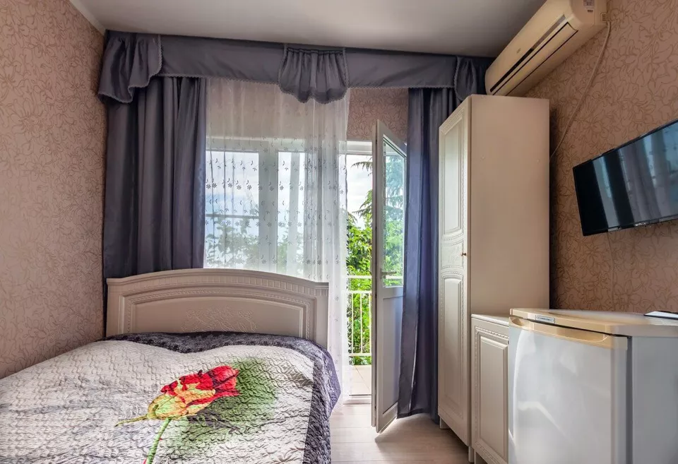 2-х местный номер «стандарт» с двуспальной кроватью. Гостевой дом "Виолетта". Сочи