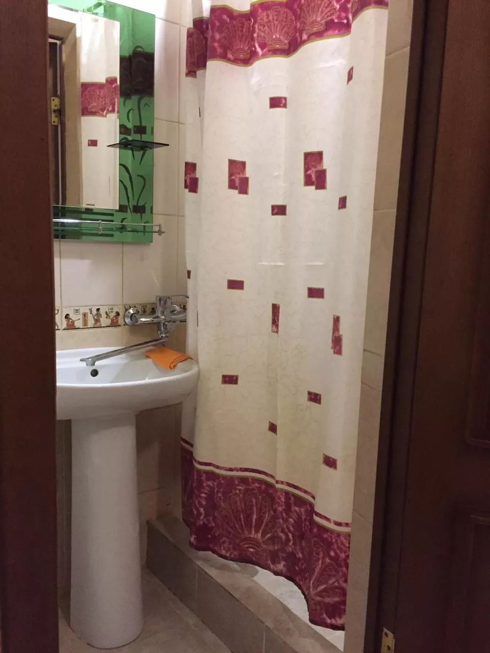 . Квартира в многоквартирном доме 1-комнатная квартира на первом этаже. Ейск