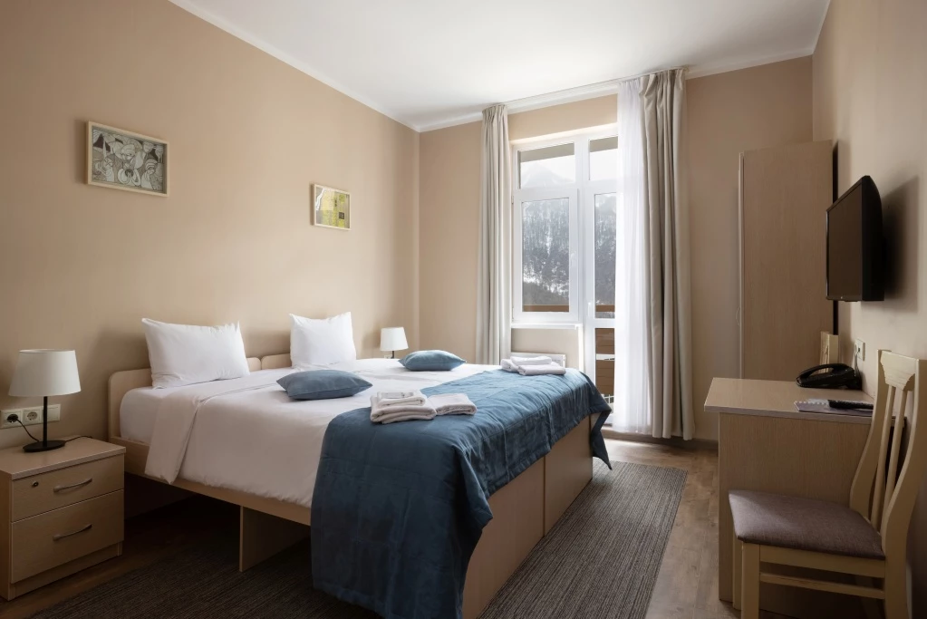 Номер в блоке с общей ванной комнатой (с балконом). Отель "28". Красная Поляна