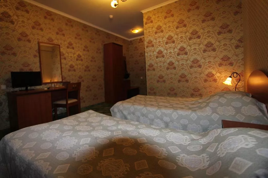 Бюджетный двухместный номер с 2 отдельными кроватями. гостиница "Альпийская Сказка". Красная Поляна