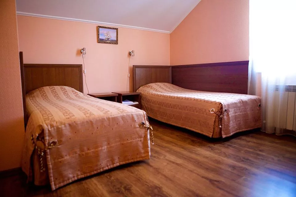 Двухместный номер с двумя односпальными кроватями. Мини-отель "Бриг". Темрюк