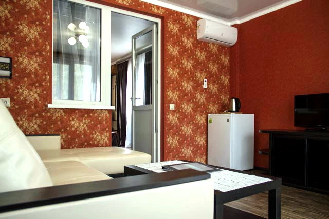 2-х комнатный номер, с балконом, с видом на горы/на море . Отель "ПОСЕЙДОН". Гагра