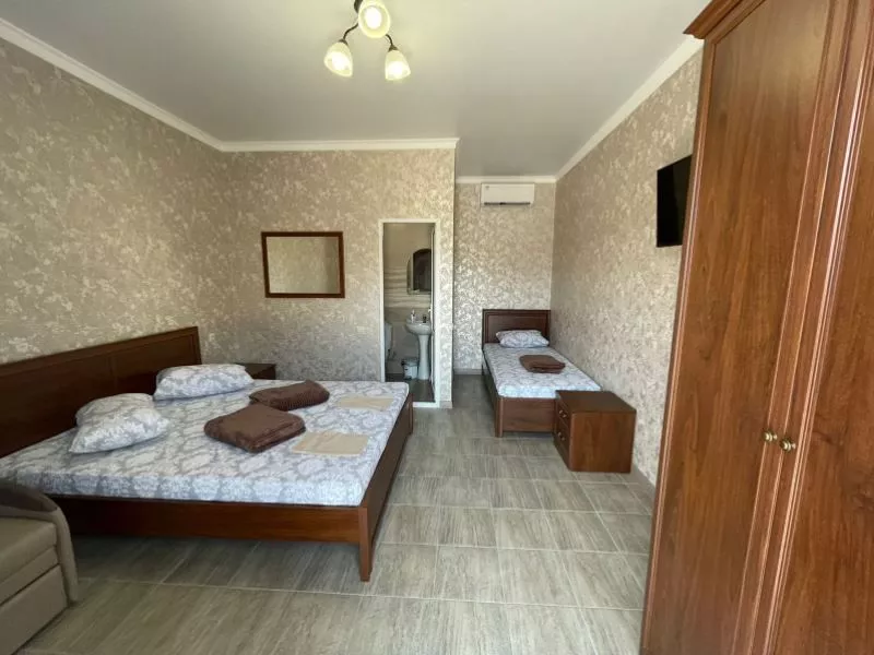 . Гостевой дом "Эдуард" . Пицунда