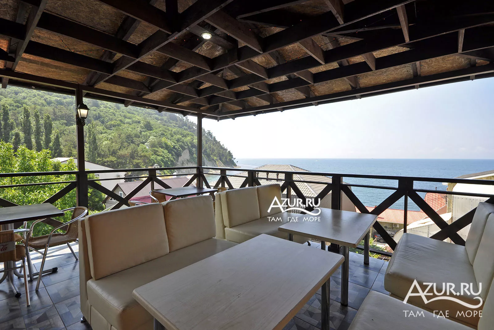 . Гостевой дом "Под синей крышей". Джанхот