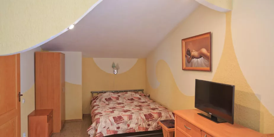 Номер 4 (3 эт., окно). Эллинг «Весла». Феодосия