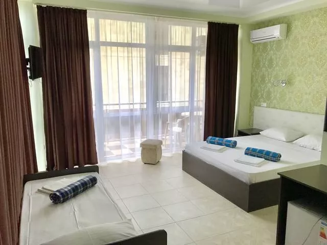 Трехместный номер «Комфорт». Гостевой дом "Кристалл". Лазаревское  Трехместный номер «Комфорт». Гостевой дом "Кристалл". Лазаревское