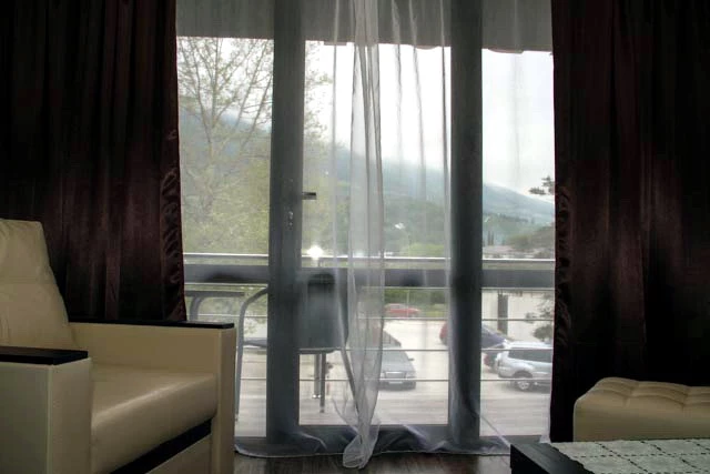 2-х комнатный номер, с балконом, с видом на горы/на море . Отель "ПОСЕЙДОН". Гагра