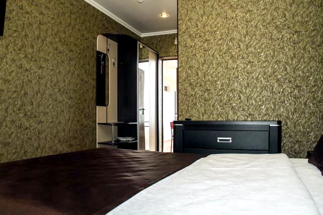 2-х комнатный номер, с балконом, с видом на горы/на море . Отель "ПОСЕЙДОН". Гагра