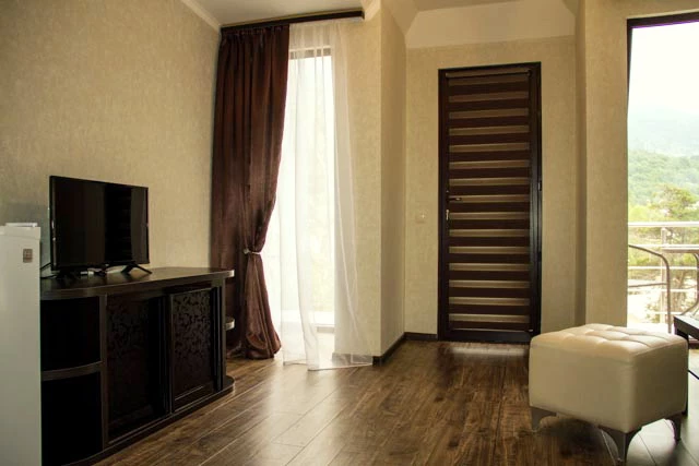 2-х комнатный номер, с балконом, с видом на горы/на море . Отель "ПОСЕЙДОН". Гагра