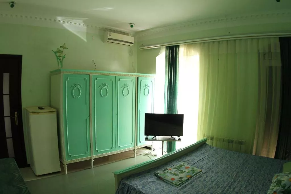 Трехместный номер эконом-класса. Мини-гостиница Морской курорт. Ейск