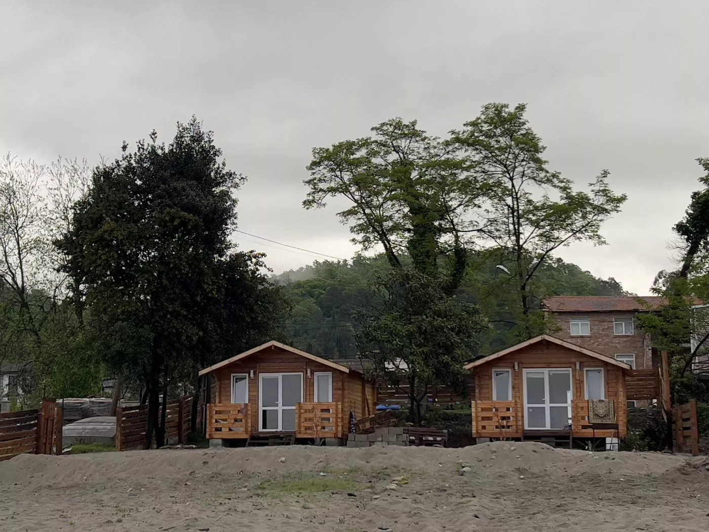 . Коттеджи на берегу моря со всеми удобствами . Сухум