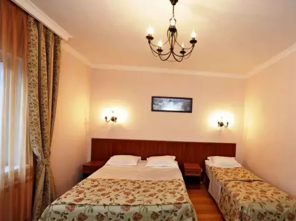 3-х местный «Семейный». Отель «Каприз». Домбай-гостиницы